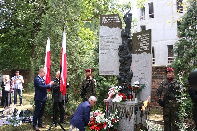 Uroczystości na cmentarzu Rakowickim, pod pomnikiem ofiar ludobójstwa.