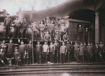▲	Pracownicy przy najstarszej parowozowni – to robotnicy kolejowi z rodzinami stanowili największą część ludności Kędzierzyna.