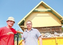 ▲	Robert Tracz (z lewej) i Marek Podraza na tle zmieniającego całkowicie oblicze nowego domu rodziny.