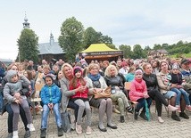 ▲	W czasie festynu liczni widzowie serdecznie oklaskiwali m.in. rodziców dzieci szkolnych, którzy przygotowali inscenizację wiersza „Rzepka”.