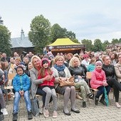 ▲	W czasie festynu liczni widzowie serdecznie oklaskiwali m.in. rodziców dzieci szkolnych, którzy przygotowali inscenizację wiersza „Rzepka”.