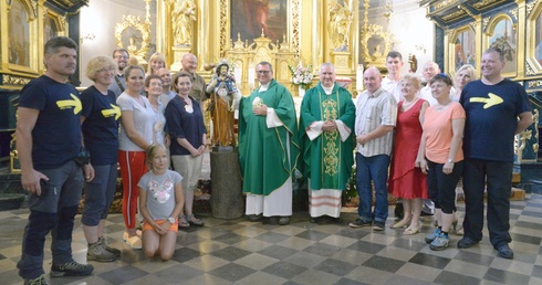 Ubiegłoroczni pielgrzymi w skaryszewskim kościele z ks. Gabrielem Marciniakiem (z lewej) i ks. Dariuszem Skrokiem
