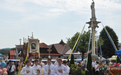 Procesja z relikwiami św. Szymona przez lipnicki rynek. W głębi, po prawej, figura świętego