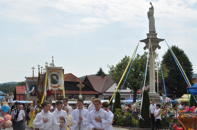 Procesja z relikwiami św. Szymona przez lipnicki rynek. W głębi, po prawej, figura świętego