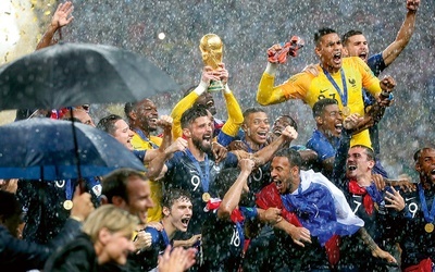 W ulewnym deszczu na stadionie Łużniki Francuzi odebrali Puchar Świata.
