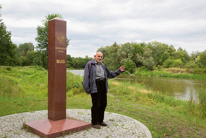 Mieczysław Tokarski nad Bugiem we Włodawie. Tuż obok znajduje się trójstyk Polski, Ukrainy i Białorusi.