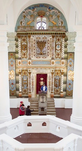 Zachowana oryginalna neobarokowa szafa ołtarzowa (aron ha-kodesz) na ścianie wschodniej w Wielkiej Synagodze. Służy do przechowywania zwojów Tory.