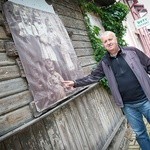 Krzysztof Skibiński przy swojej fotografii z dzieciństwa na budynku przy ul. Krótkiej.