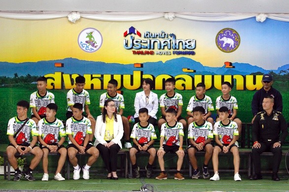 Uratowani z jaskini w Tajlandii chłopcy i ich trener wyszli ze szpitala
