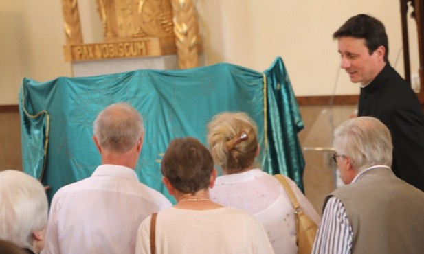 Ks. kan. Jerzy Ryłko prezentuje przekazany już parafii płaszcz z Gauadalupe, pod którym można prosić Matkę Bożę o opiekę