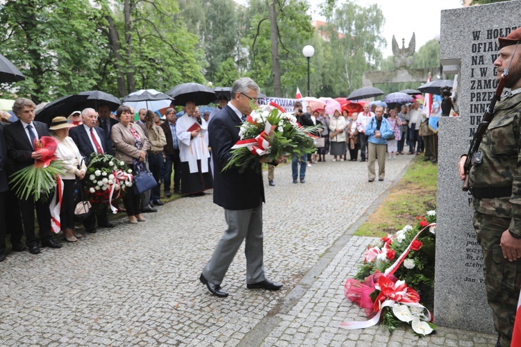 Odsłonięcie w Bielsku-Białej pomnika ofiar ludobójstwa z Wołynia