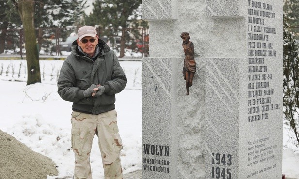 Autor pomnika Jacek Grabowski przy ostatnich pracach nad monumentem