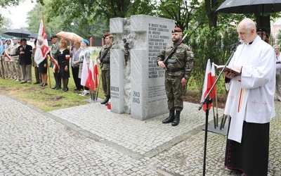 Nowy pomnik poświęcił ks. prał. Stanisław Wawrzyńczyk, dziekan starobielski