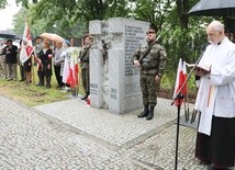 Nowy pomnik poświęcił ks. prał. Stanisław Wawrzyńczyk, dziekan starobielski