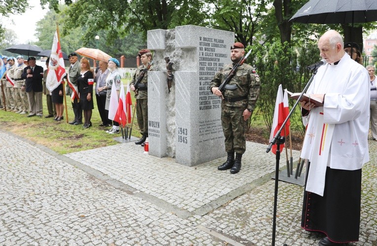 Nowy pomnik poświęcił ks. prał. Stanisław Wawrzyńczyk, dziekan starobielski