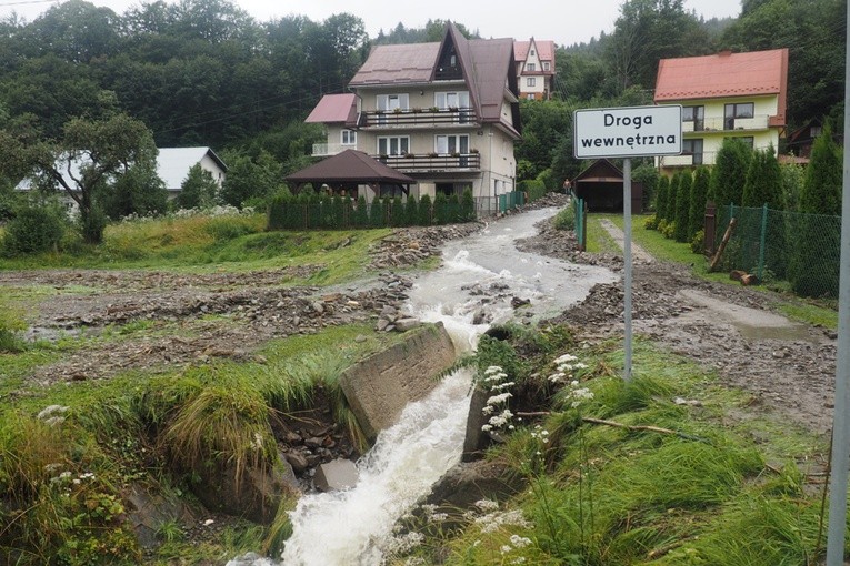 Woda z rwących potoków podmyła domy w Zasadnem