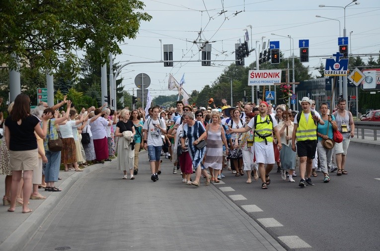 Pielgrzymów wspiera wiele osób, które same nie mogą udać się w drogę