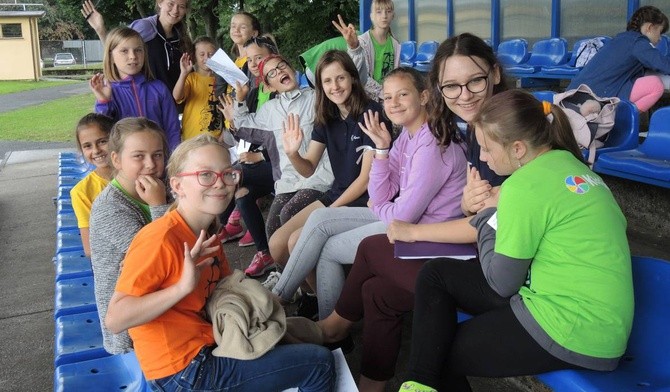Najmłodsi z grupy Kids Media ze swoimi opiekunkami - wolontariuszkami z różnych Kościołów skoczowskich.