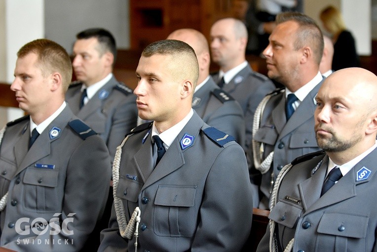 Spotkanie świdnickich policjantów na Mszy św.