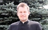 Ks. Łukasz wraz z ekipą ewangelizatorów głosi rekolekcje w Borzechowie.