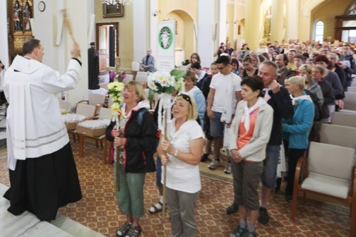 Pielgrzymów na drogę pobłogosławił ks. proboszcz Jan Svoboda