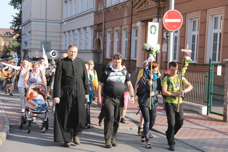 Na czele pielgrzymów (od lewej): ks.Jan Svoboda, ks. Andrej Slodička oraz Kasia i Daniel