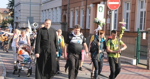 Na czele pielgrzymów (od lewej): ks.Jan Svoboda, ks. Andrej Slodička oraz Kasia i Daniel