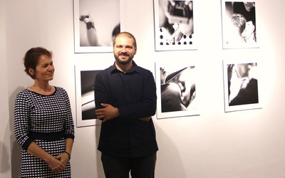 Janka Kollárikova i Marcin Kucewicz podczas wernisażu na tle zdjęć M. Kucewicza