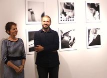 Janka Kollárikova i Marcin Kucewicz podczas wernisażu na tle zdjęć M. Kucewicza