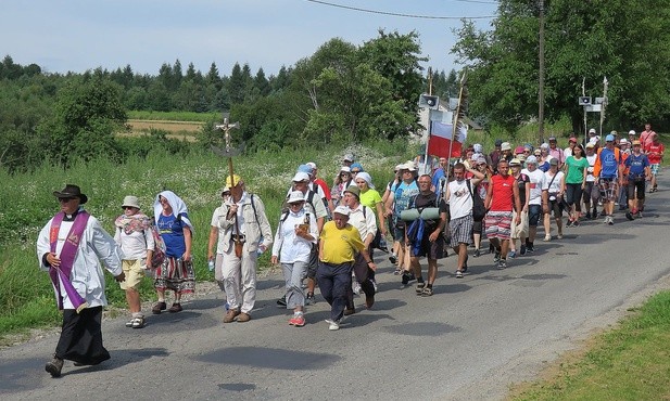 - Rozumiem, że nie każdy będzie mógł być na całej trasie, ale zapraszam nawet do kilkudniowego wędrowania - zachęca ks. Grelewicz