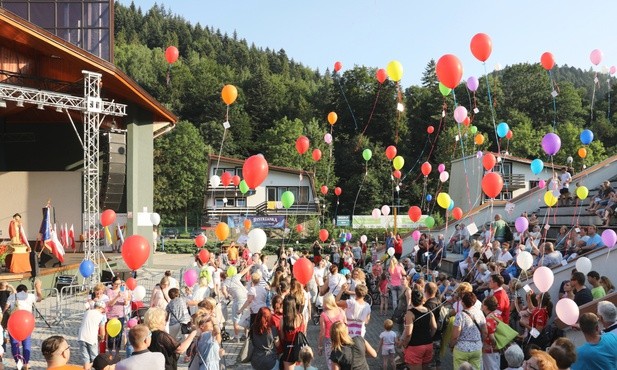 Baloniada, w czasie której w niebo szybują karteczki ze słowami wiary, miłości i nadziei, jest stałym punktem tego świętowania...