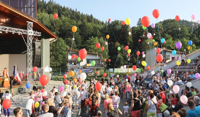 Baloniada, w czasie której w niebo szybują karteczki ze słowami wiary, miłości i nadziei, jest stałym punktem tego świętowania...