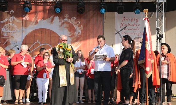 Podziękowanie dla ks. Andrzeja Loranca w imieniu mieszkańców złozył burmistrz Antoni Byrdy