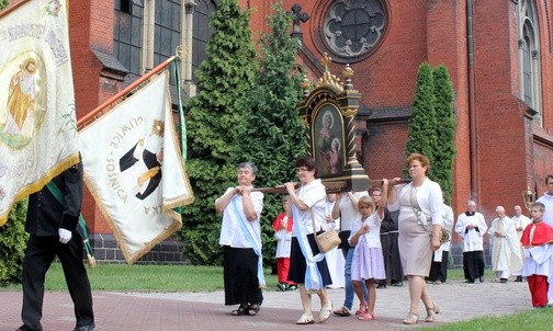 Nauczyła Maryję być matką