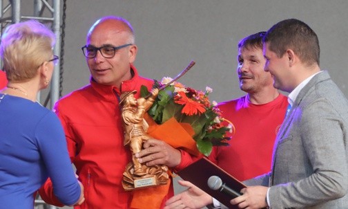 A chwilę później statuetkę dla Beskidzkiej Grupy GOPR odebrał naczelnik Jerzy Siodłak