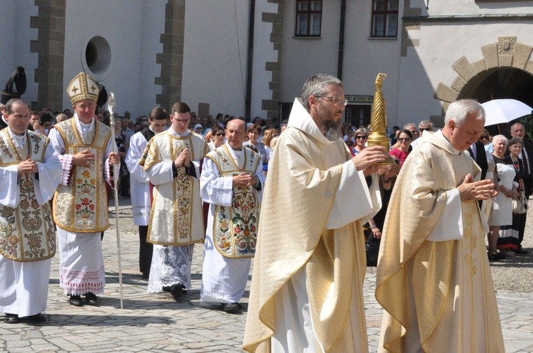 Procesja do ołtarza z relikwiarzem św. Kingi