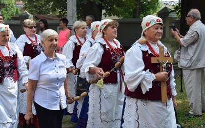 Msza św. odpustowa zakończyła się procesją wokół kościoła