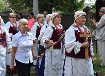 Msza św. odpustowa zakończyła się procesją wokół kościoła