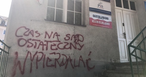 Pomalowali biura poselskie PiS