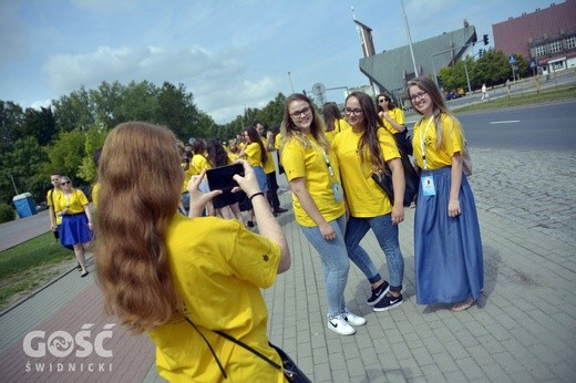 Młodzi naśladowcy Jana Pawła II robiący sobie pamiątkowe zdjęcia.