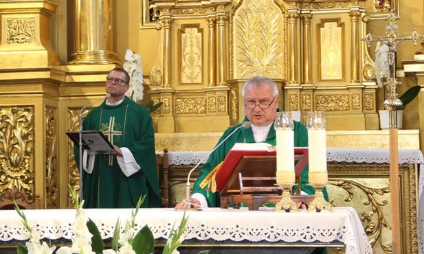 Pielgrzymów powitał ks. Dariusz Skrok (z lewej). Eucharystii przewodniczył ks. Gabriel Marciniak