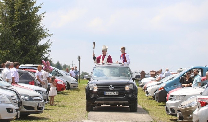 Bp Piotr Greger pobłogosławił pojazdy w Rychwałdzie.
