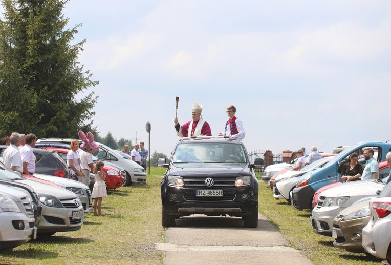 Bp Piotr Greger pobłogosławił pojazdy w Rychwałdzie.