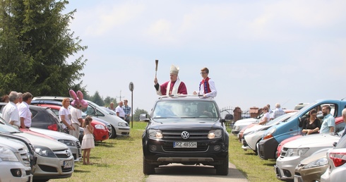 Bp Piotr Greger pobłogosławił pojazdy w Rychwałdzie.