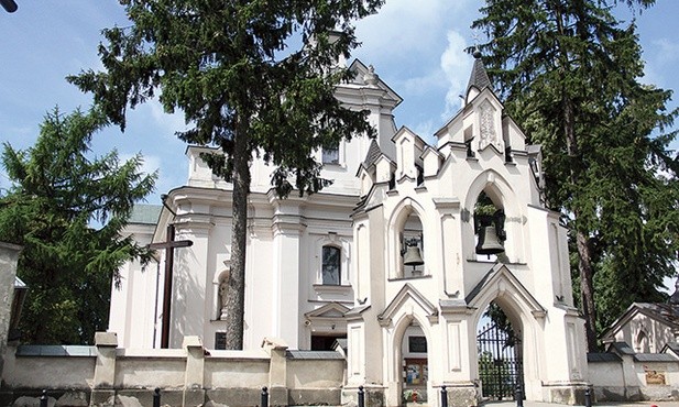 Kościół w Głusku jest wybudowany w stylu neogotyckim.
