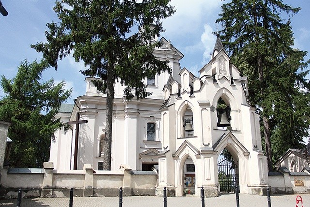 Kościół w Głusku jest wybudowany w stylu neogotyckim.