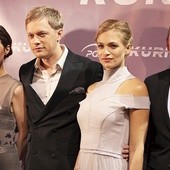 ◄	W produkcji zobaczymy aktorów młodego pokolenia.  Od lewej: Patrycja Volny, Philippe Tłokiński, Julie Engelbrecht.