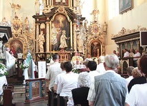 ▲	Mszę św. wraz z biskupem celebrowali kapłani z dekanatu żarnowieckiego.