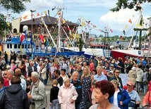 W czasie wakacji  nad Morzem Bałtyckim wypoczywają turyści z całego świata.