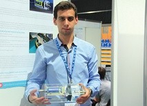 ▲	Sebastian Nowak prezentuje swój innowacyjny wynalazek.